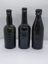3 alte schwarze Bierflaschen aus Glas