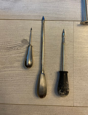 Verschiedene chirurgische gebrauchte Instrumente.Schaber,Stichel,dreikant spitze