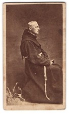 Fotografie Portrait Mönch in Kutte mit Stopperknoten und Bibel 