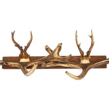 Geweih Garderobe auf Holzbrett
