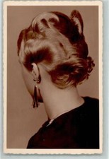 52300068 - Frisur Modell Hochsteckfrisur Frau Ohrring Friseur