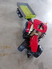 Case Traktor Rot v. Bruder mit