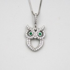 Eule mit Smaragd Augen