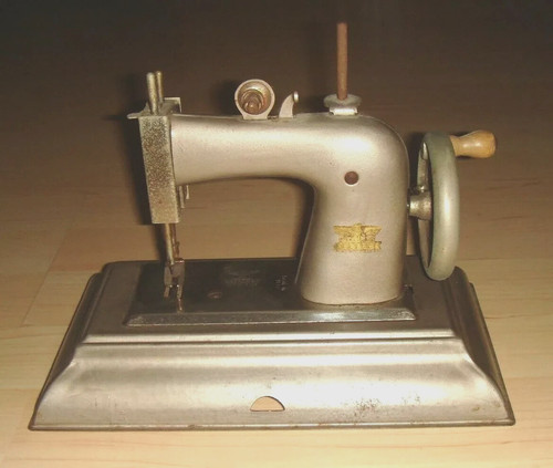 Alte kindernähmaschine aus - kindernähmaschine,