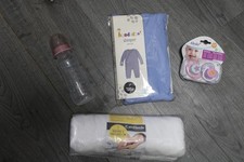 tolles 4 teiliges klein Kinder / Baby Set - Strampler, Nucki, Flasche, Bettdecke