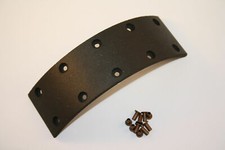 Fußbremsbelag mit Nieten