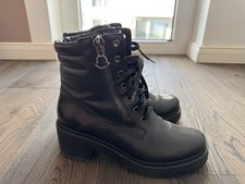 Moncler Boots Stiefelten Gr. 38 Schwarz Absatz RV und Schnürrung