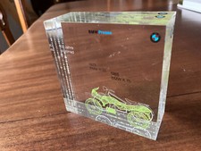 Briefbeschwerer , Acrylquarder mit eingelasertem BMW K 75 100 Jahre Motorrad