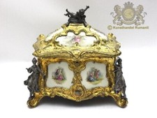 KPM Berlin Historismus Schmuckschatulle mit Watteau Szenen und Messingmontierung