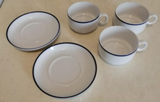 3 Tassen + 2 Untertassen von Thomas Germany, weiß mit blauem Rand