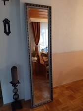 sehr gut erhaltener Wandspiegel  mit silberfahrbenen Holzrahmen  