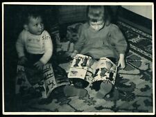 Kinder blättern im Karstadt Katalog - 1960er Jahre - Foto 12x9cm