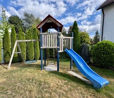Spielturm mit Rutsche und Vogelnestschaukel