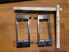 2 Metall-Doppelgriffe, aus einer Duschkabine