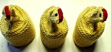 Eierwärmer, 3 Stück i. Huhn-Form, handgestrickt, 7,5 cm. H,  über 40 Jahre alt