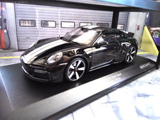 PORSCHE 911 Carrera 992 Sport Classic 2022 schwarz black stripes Minichamps 1:18
