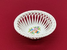 Kleines Durchbruchkörbchen aus Porzellan, Manufaktur Herrend, handbemalte Blumen