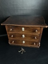 Antike Kinderkommode