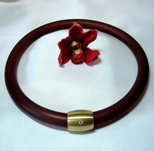 weinroter kado Halsreif aus