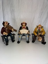 3 Clown Figuren Sitzend Auf