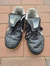 Nike Fußball Schuhe Gr 35 Kinder Halle "Sammeln und Versandkosten Sparen "