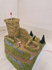 Burgruine mit Turm und Resten