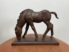 Meissner Porzellanfigur –„Grasendes Fohlen“ aus Böttgersteinzeug (Modell A.1237)