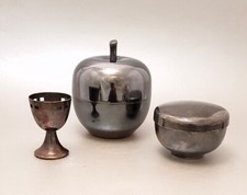 Drei  antike Teile: Apfel mit