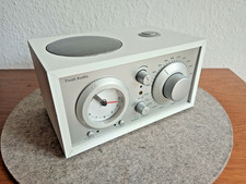 Tivoli Audio Three  MW/UKW Radio, Uhr, Clock, Weiss-Silber, White-Silver, Topp
