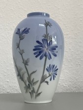 Schöne zierliche Vase mit