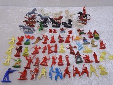 77 x Kunststoff Spielzeug Indianer Cowboys Pferde - Vintage um 1970 - Konvolut