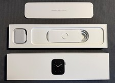 Apple Watch Serie 6 40mm Space Grey - mit starkem Kratzer - Armband & Ladekabel