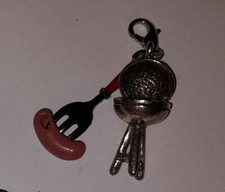 Charm Anhänger Grill mit Würstchen