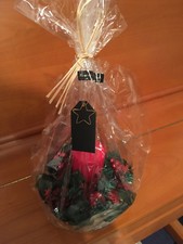 dicke rote Kerze, mit Kunsttanne und weihn. Schmuck auf Holzscheibe