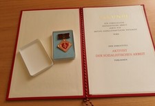 DDR Auszeichnung Aktivist der sozialistischen Arbeit mit Blanko-Urkunde & Mappe