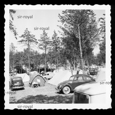 Zeltplatz mit VW Käfer und