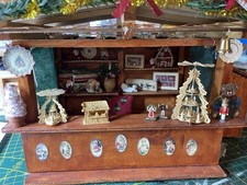 Weihnachtsmarkt Aus Holz mit Beleuchtung Timer und Drehenden Pyramiden 1zu12