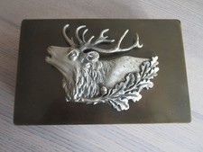 Zigarrenkiste aus Holz mit Metalldeckel und einem Hirschkopf aus Metall.