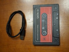 RETRO LOOK Externes Festplattengehäuse rote Kassette USB 3.0 2,5" SATA3 SSD HDD