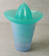 Junge Welle Zitruspresse türkis mit blauem Becher mit Deckel Tupperware®