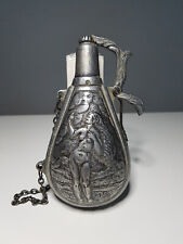 Alte Pulverflasche mit Kette aus Zinn v 1940 Jäger Pulverhorn Zeus Diana Vintage