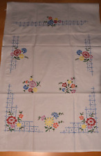 Alte Überhandtuch Handtuch Ziertuch Vorhang handbestickt Blumen (11504)