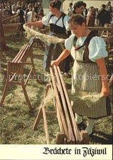 Zaeziwil Braechete Frauene in Tracht Handweberei