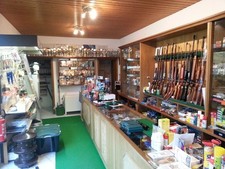 Lager und Warenbestand mit Laden Einrichtung eines Jagdausstatter Fachgeschäftes