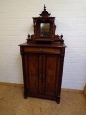 Altes Vertiko mit Aufsatz um