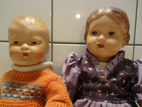 Zwei puppen mädchen - mädchen, und