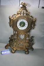 ältere Kaminuhr Tischuhr mechanisches Uhrwerk Höhe ca.37cm figürliche Motive