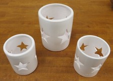 Weihnachten kommt : dekoratives weißes 3er Steingut-Teelicht-Set mit Sternmuster