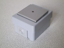 KOPP Taster beleuchtbar (Linse rot) AP FR manhattan-staub-grau (IP44) Aufputz