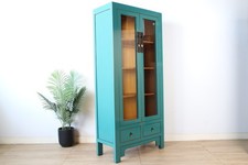 Vitrine aus Massivholz – türkis lackiert, 2 Glastüren, 2 Schubladen #M-HOC-A12T